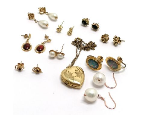 7 x pairs of 9ct gold earrings inc stone set, pearl etc - total weight (lot) 5.2g t/w 2 pairs of silver gilt earrings &amp; r