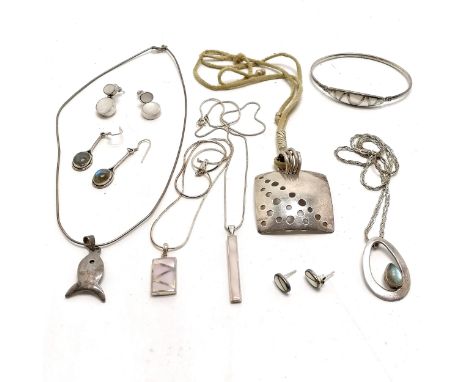 Qty of silver jewellery inc designer panel pendant (5cm drop), unmarked fish pendant, stone set inc labradorite etc - total w