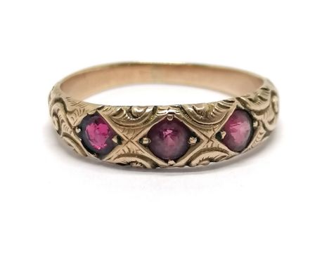 Antique unmarked gold red stone ring (2 are garnets) - size O &amp; 2.6g total weight