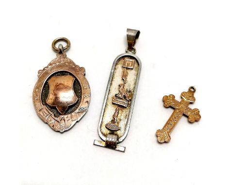 Antique 9ct hallmarked gold cross pendant with engraved detail to front - 3cm drop &amp; 0.9g t/w antique silver fob with gol