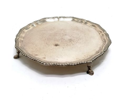1929 silver salver with gadrooned wavy edge border on 4 hoof feet - 26.5cm diameter &amp; 571g  ~ slight dents