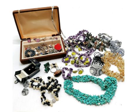 Jewellery box containing 9ct gold duck earrings, antique miners brooch, silver &amp; amethyst pendant on (tangled) silver cha