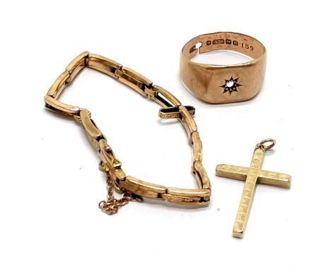 3 x 9ct gold - hallmarked cross pendant (2.8cm), signet ring (a/f) &amp; stretchy bracelet (a/f) - total weight (3) 10g