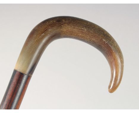 AN ANTIQUE BOVINE HORN HANDLE WALKING STICK, 86cm long.