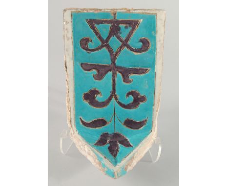 A RARE 14TH CENTURY PERSIAN OR CENTRAL ASIAN TIMURID GLAZED POTTERY MUKARNAS TILE, with turquoise glaze and central motif, 25