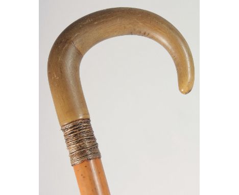 AN ANTIQUE BOVINE HORN HANDLE WALKING STICK, 92.5cm long.