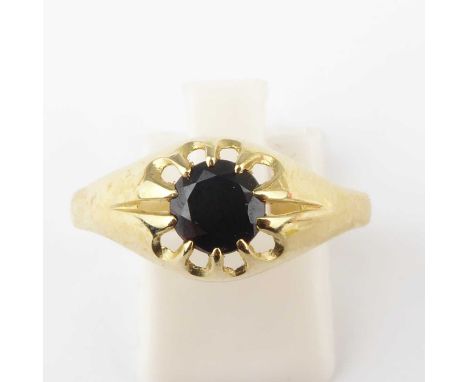 A gentlemen's vintage 9ct gold signet ring, with claw set garnet in open mount, size X, approx. 1.7g.