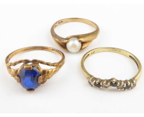 Three 9ct gold dress rings comprising one with single simulated pearl, size L, a rose gold example set with blue stone, size 