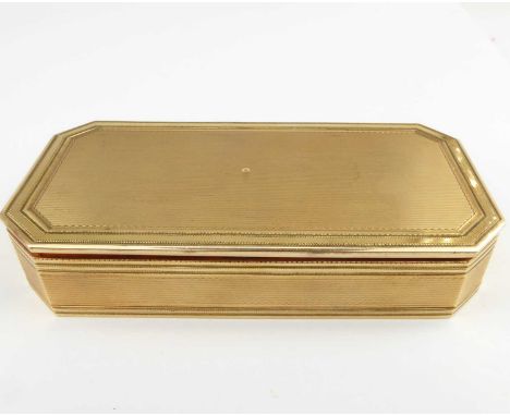 A Continental 18ct gold octagonal snuffbox, the lid with raised border and engine turned side panel, 9.4 x 4.5 x 1.9cm, unmar