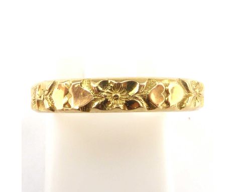 An 18ct gold heart and floral pattern band ring, size N, approx. 2.4g.