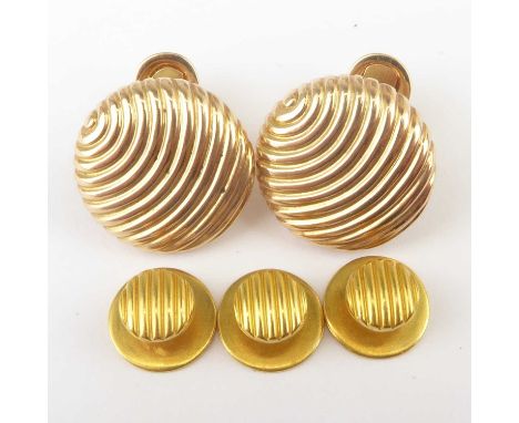 A pair of 18ct yellow gold cufflinks and shirt studs with ridged design, 18mm and 7mm respectively, worn hallmarks, combined 