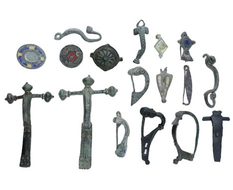 Roman and Celtic, bronze brooches (16), including crossbow; umbonate disc; fly; la tene; headstud; fantail; kraftig profilier