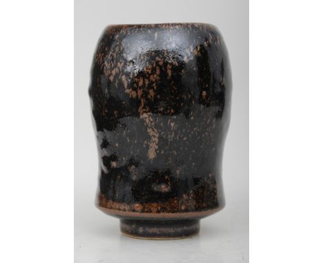 Horst Kerstan, Vase gedreht, walzenförmig geschwungen, auf abgesetztem Standring. Braun-schwarze Glasur; Werkstattmarke K im 