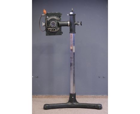 Analoge "DANIA UNIVERSAL PORTRAIT CAMERA", auf Rollen bewegliches, dreibeiniges, dreiteiliges Stativ, die Kamera in verschied
