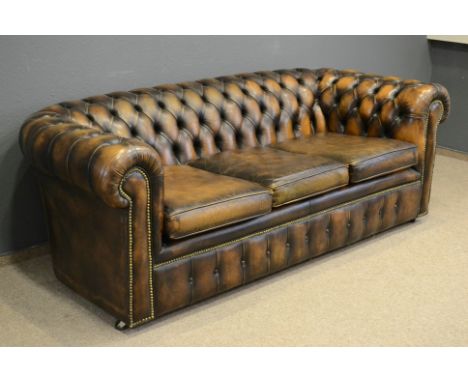 3sitziges Chesterfield-Sofa nach englischem Vorbild, spätes 20. Jhdt., bräunlich eingefärbtes Leder, herausnehmbare Sitzpolst