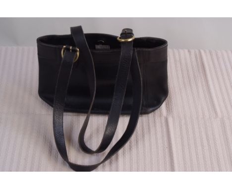A Vintage Black Leather Coach Bag.  N0. K6C-4157  Quality leather handbag with adjustable straps, and popper fastener. (1) 