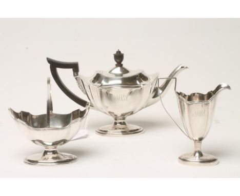 AN EDWARDIAN SILVER THREE PIECE TEA SERVICE, maker Turner Bradbury, London 1903, of lobed oval form with applied reeded rims 