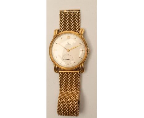 A GENTLEMAN'S 18CT GOLD OMEGA WRISTWATCH, the pale champagne dial with applied gilt metal "12" and quarter markers enclosing 