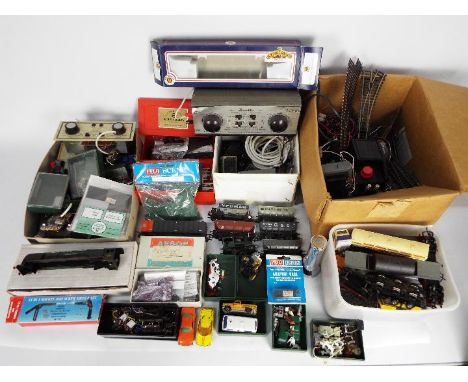Hornby, H&amp;M, Peco, Others - A collection of model railway modelers equipment, spare parts and accessories. Lot includes a