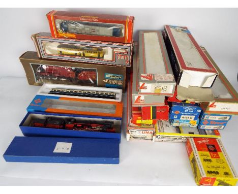 Rivarossi, Lima, Roco, Fleischmann, Other - A collection of O gauge and HO gauge locomotives and rolling stock plus empty box