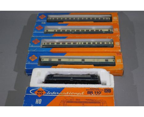 Roco - A boxed 00 gauge BR1103 electric loco in Deutsche Bahn livery operating number 110 290-4 # 4137A with 4 x boxed carria
