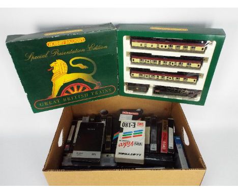 Hornby, Others - A boxed Special Presentation Edition Hornby OO gauge R.2031 'The Bristolian' Train Pack. The set contains a 