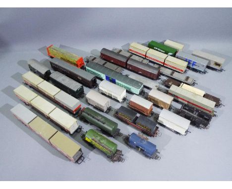 Brevete - Electrotren - Roco - A collection of 22 x unboxed items of rolling stock from many makers in 00 an H0 scales includ