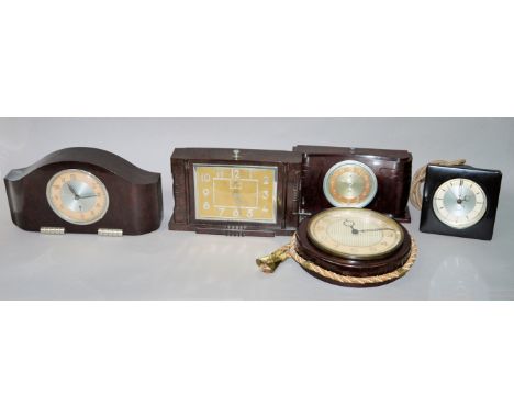 Fünf Tisch- und Wanduhren aus BakelitZwei französische Tischwecker des Art Deco von Japy, ein weiterer Wecker (H 12 - 14,5 cm