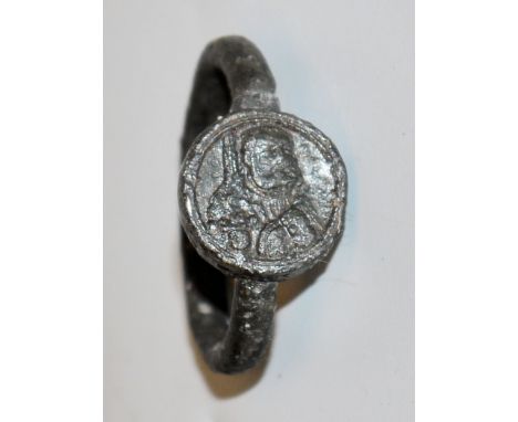 Mittelalterlicher Bronzering mit dem Bildnis des Johann Friedrich I. von Sachsen, 16. Jh.Fingerring wohl eines sächsischen La