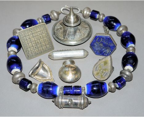 Acht Teile Schmuck und Zierobjekte dem Nahen und Mittleren OstenKette mit Perlen aus Silber und blauem Glas mit Amulettkästch