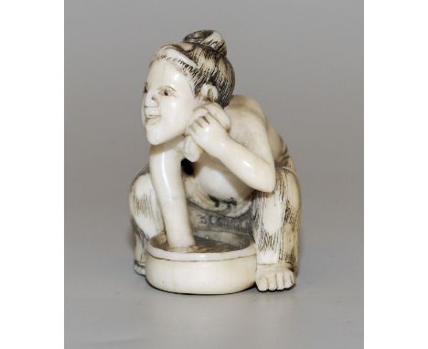 Bei der Morgentoilette, feine Netsuke der Edo-Zeit von Shigemasa, Japan 19. Jh.Sich waschender Mann an Bottich, Katabori-Nets