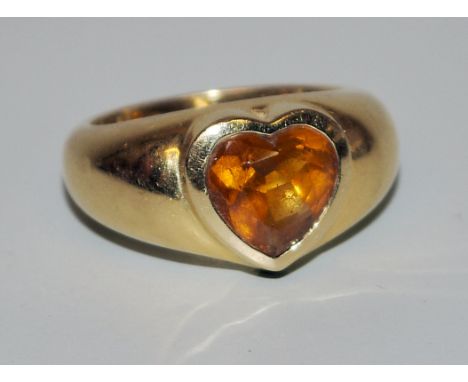 Schwerer Citrin-Ring, Gold18kt Gelbgold, besetzt mit einem facettierten Citrin in Form eines Herzens von ca. 0,75 ct, 14,95 g
