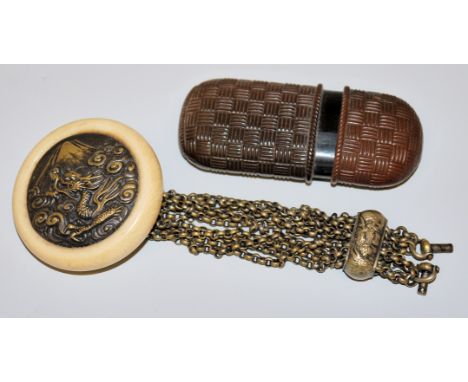 Kagamibuta-Netsuke und Lacketui der Edo/Meiji-Zeit, Japan 19. Jh.Scheibennetsuke mit einem reliefierten Drachen vor Fuji, Dm 
