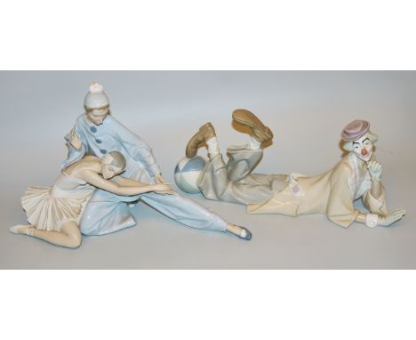 Zwei Porzellanfiguren von Lladro, SpanienEntwurf Salvador Furio, Pierrot und Ballerina, H 23,5 cm und Clown mit Wasserball, H