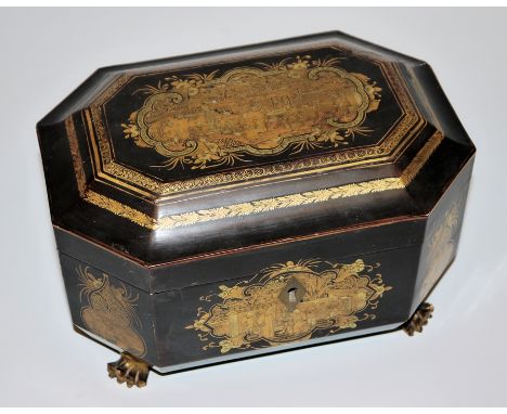 Tea Caddy in Kanton-Lack, China, Mitte 19. Jh.Teedose mit geschrägten Ecken und Tatzenfüßen, auf Schwarzlackfassung feine, gu
