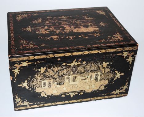 Tea Caddy in Kanton-Lack, China, Mitte 19. Jh.Große rechteckige Teedose, auf Schwarzlackfassung feine Goldmalerei, innen ein 