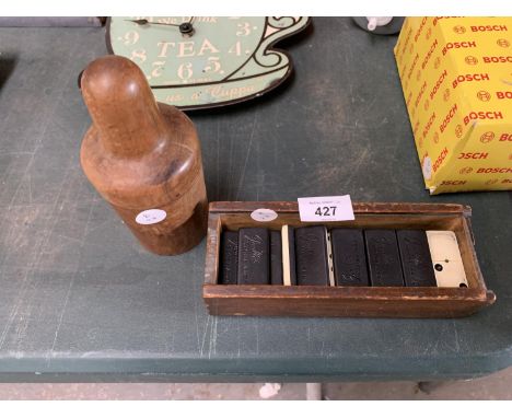 A VINTAGE CASED SET OF DOMINOES AND FURTHER TREEN ITEM (2) 