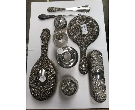 A LADIES HALLMARKED SILVER DRESSING TABLE SET COMPRISING MIRROR, BRUSHES, POTS ETC 