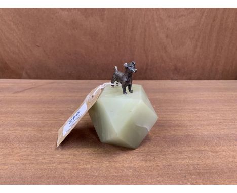 AN UNUSUAL METAL MODEL OF A DOG ON AN ONYX EFFECT BASE, HEIGHT 9CM 