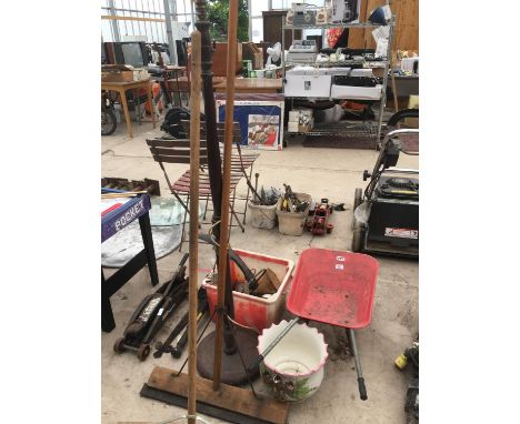 A MIXED LOT TO INCLUDE TWO SCRAPERS, TROLLEY JACK, CHILDRENS WHEELBARROW, PLANTER ETC 