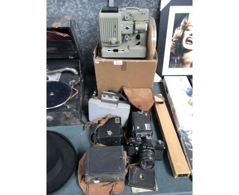 A MIXED COLLECTION OF VINTAGE CAMERAS, TOGETHER WITH A EUMIG PROJECTOR ETC 