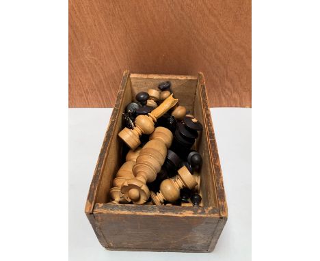 A VINTAGE BOXED CHESS SET (MISSING TWO PIECES) 