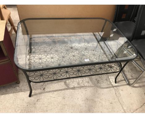 AN ORNATE BLACK METAL COFFEE TABLE WITH GLASS TOP 