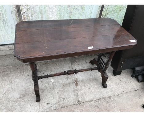 A MAHOGANY SIDE TABLE WITH TURNED STRETCHER RAIL AND GALLERIED DECORATION 