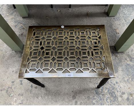 A VINTAGE BRASS FOOTMAN WITH GEOMETRIC DESIGN 