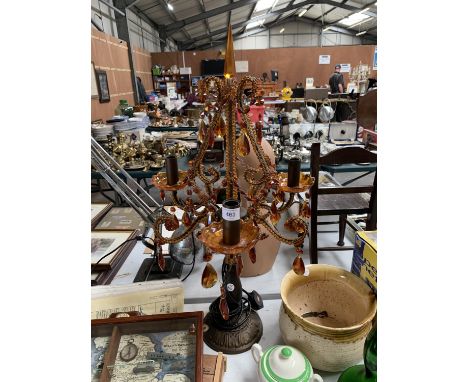 A DECORATIVE AMBER GLASS TABLE LAMP 