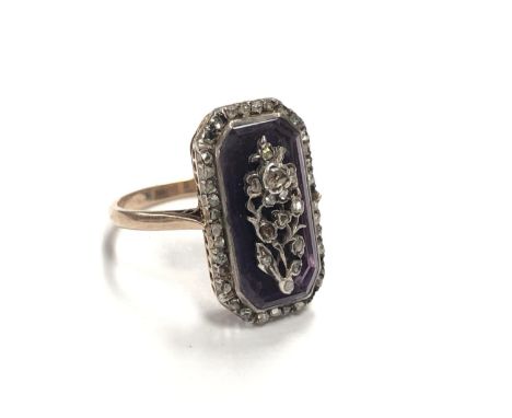 A LADIES 9CT YELLOW GOLD DIAMOND AND PURPLE STONE RING, (LATER BAND) 