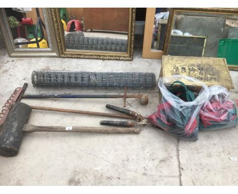 A MIXED LOT OF TOOLS TO INCLUDE A MALLET, RAKE,, ROLL OF WIRE, TWO BAGS OF ZIPS AND A BRASS COAL BOX 
