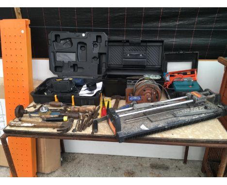 A MIXED LOT OF TOOLS TO INCLUDE A BOXED CORDLESS DRILL, WINCH, HAMMERS, BOXED JIGSAW ETC ALL IN WORKING ORDER 