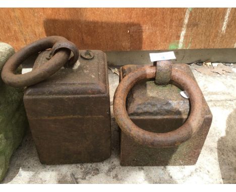 A PAIR OF VINTAGE 56LB WEIGHTS WITH RINGS 